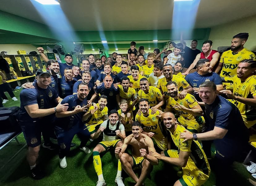 Equipe do Mirassol comemora mais uma vitória.