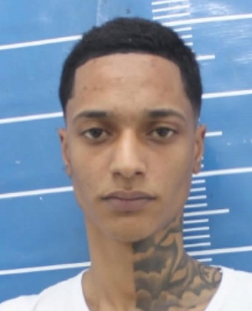 Foto do rapper Oruam usada em sua ficha de detento, tirada após sua entrada na Penitenciária Serrano Neves, no Complexo de Gericinó.