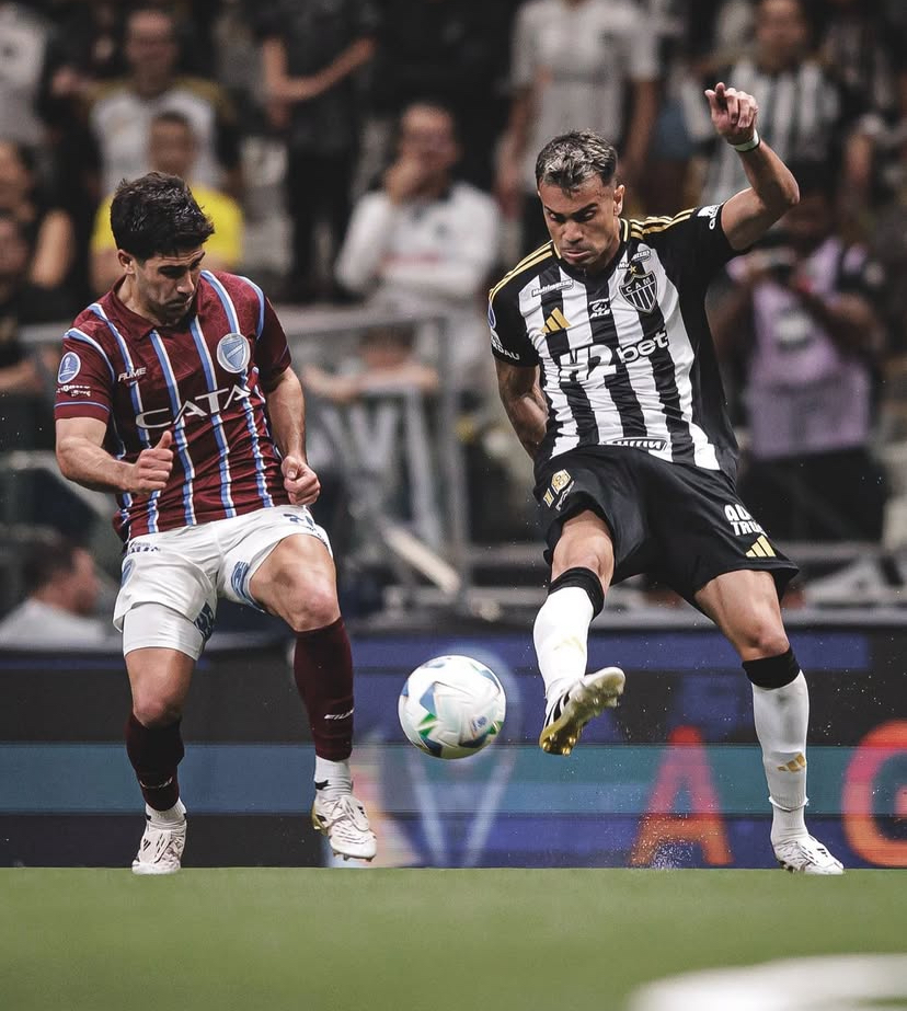 Reinier joga primeira partida com a camisa do Galo.