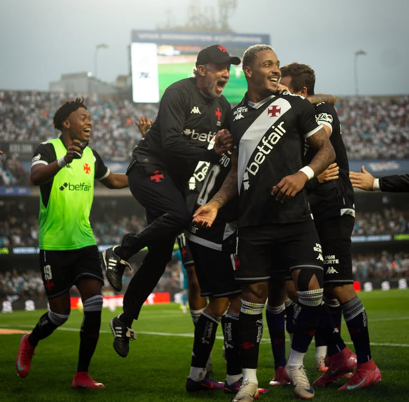 Jogadores do Vasco comemorando juntos no gramado após vencerem o Santos por 6 a 0.