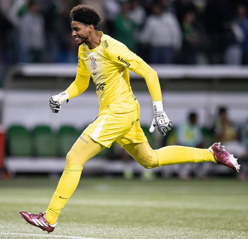 Hugo Souza atuando na partida contra o Vasco.