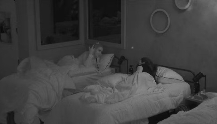 Ruama Feitosa deitada na cama conversando com outra participante do Estrela da Casa durante a madrugada