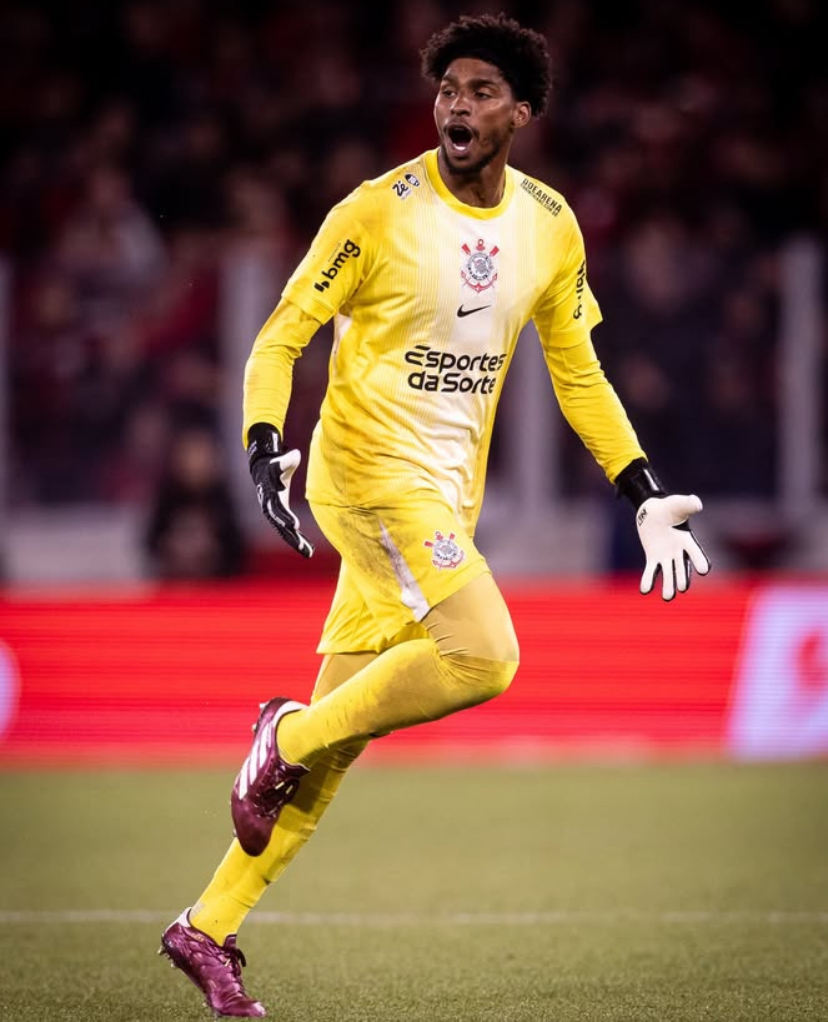 Goleiro Hugo Souza do Corinthians em campo.