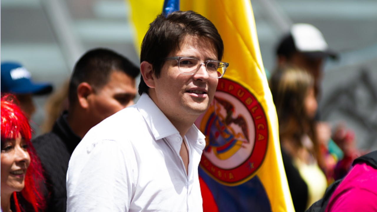 Miguel Uribe durante as manifestações contra as propostas de reforma do presidente colombiano Gustavo Petro, em Bogotá | Reprodução/Sebastian Barros/NurPhoto/Getty Images Embed