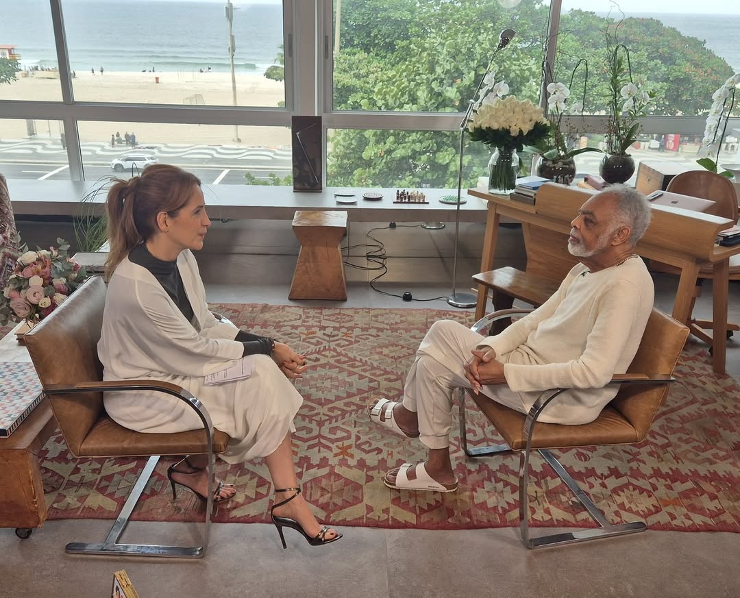 Gilberto Gil ao lado da jornalista Poliana Abritta