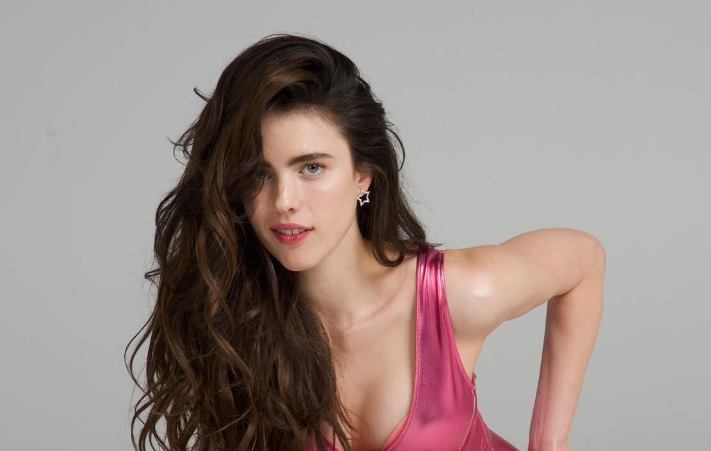 Margaret Qualley, atriz de 'A Substância', em divulgação para o longa (Foto: reprodução/Instagram/ @isimostar)