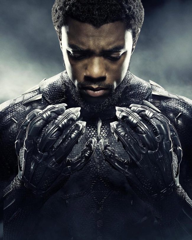Chadwick Boseman em foto promocional de Pantera Negra.
