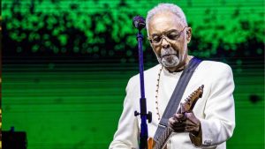 Gilberto Gil retorna aos palcos e reflete sobre luto
