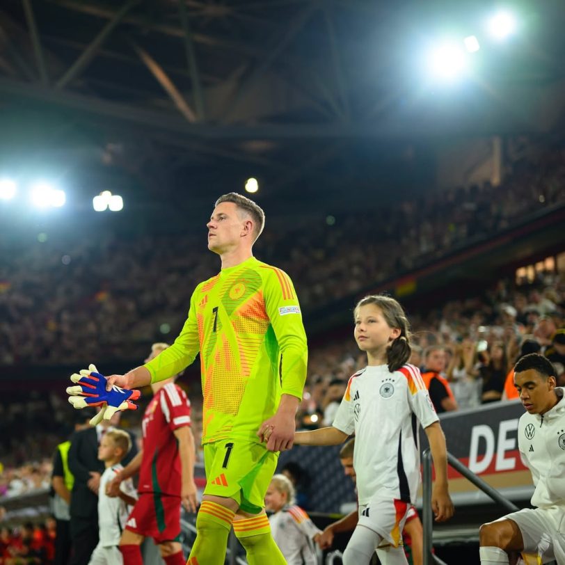 Ter Stenger entrando em campo pela Seleção Alemã