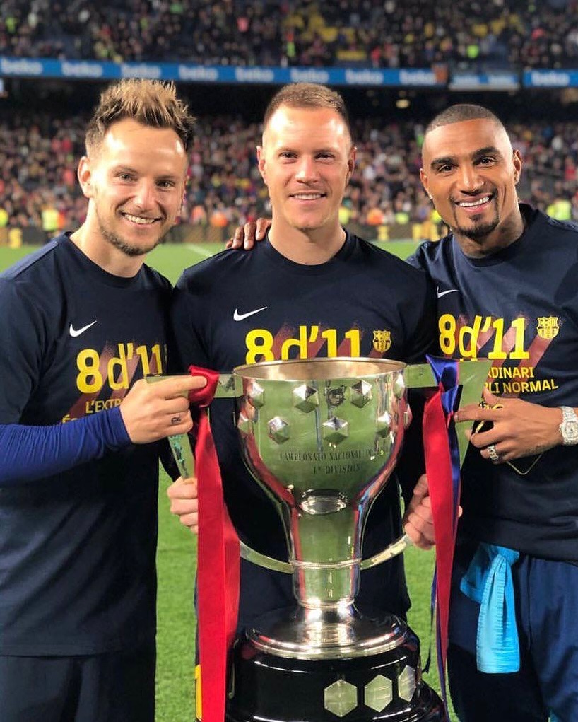 Jogadores do Barcelona com troféu em mãos