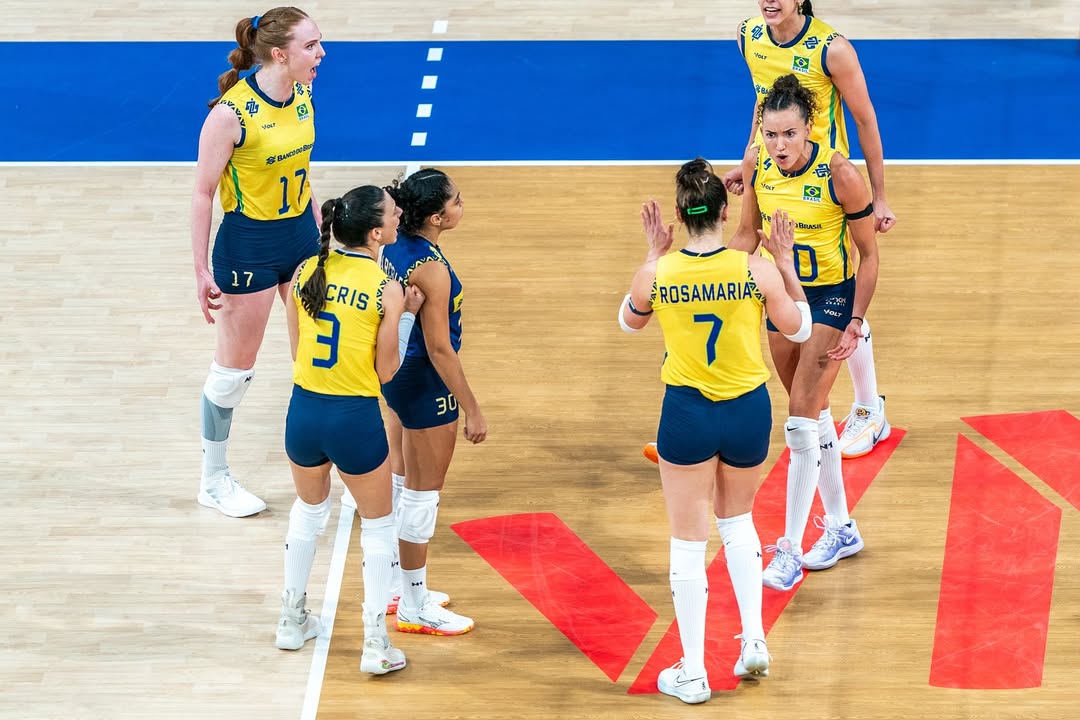 Equipe feminina de vôlei em quadra
