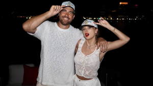Taylor Swift e Travis Kelce avaliam mansão com estúdio de música e cinema