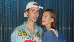 Justin Bieber lança clipe conceitual com filho e esposa Hailey Bieber