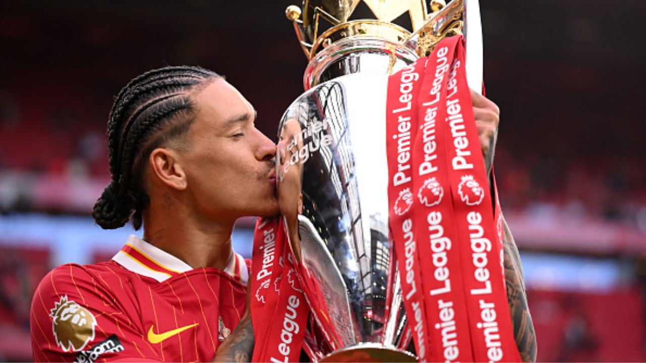 Darwin Núnes com a taça da Premier League | Reprodução/Michael Regan/Getty Imagens Embed