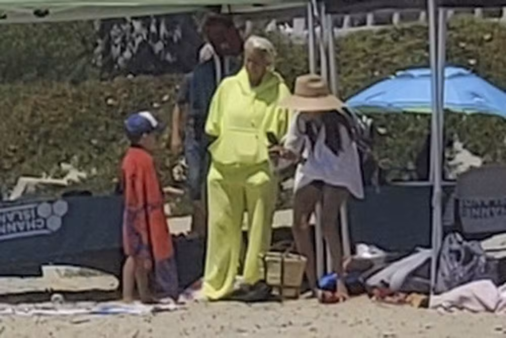 Meghan e Harry com os filhos na praia