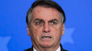 Bolsonaro deixa prisão domiciliar para realizar exames no hospital DF Star em Brasília