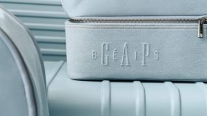 Gap anuncia colaboração com Shay Mitchell em coleção voltada a viagens