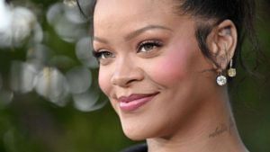 Rihanna comemora 20 anos de carreira com retrospectiva da trajetória