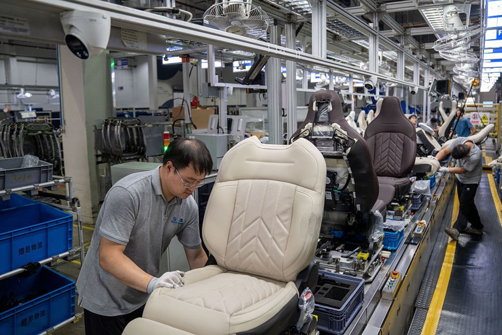 chineses montando carros