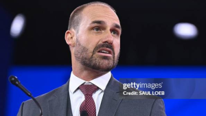 Eduardo Bolsonaro é denunciado pela PGR por suspeita de coação em processo judicial