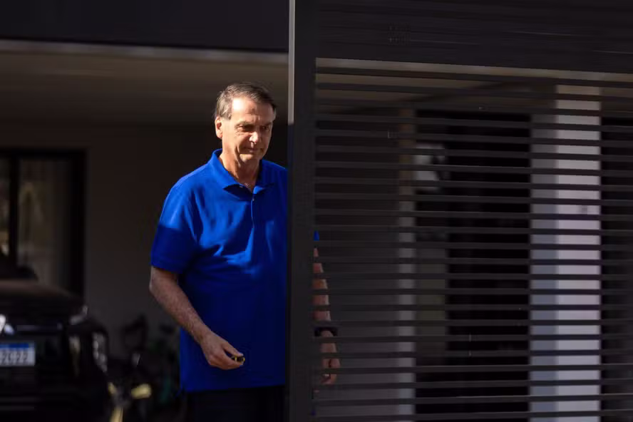 Jair Bolsonaro passa por cirurgia neste domingo
