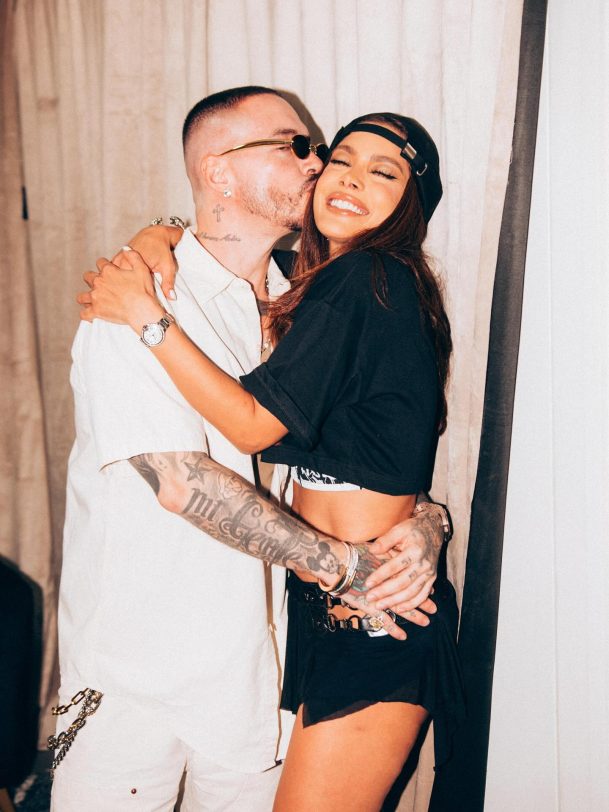 Anitta e J. Balvin abraçados.