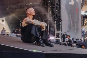 J. Balvin comenta sobre possível participação de Anitta no The Town 2025