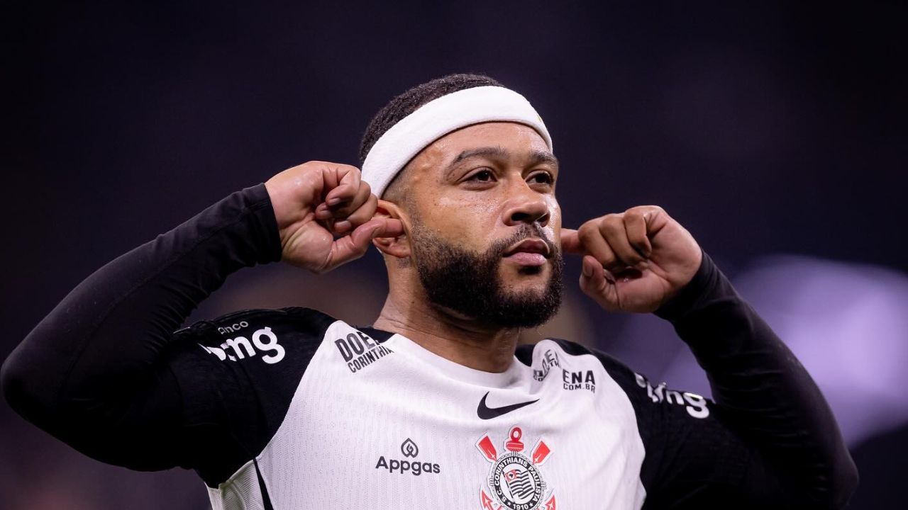 Memphys comemorando gol | Reprodução/Instagram/@memphysdepay