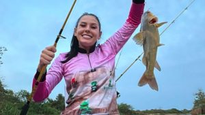 Ana Castela pesca com Zé Felipe e Leonardo no Pantanal