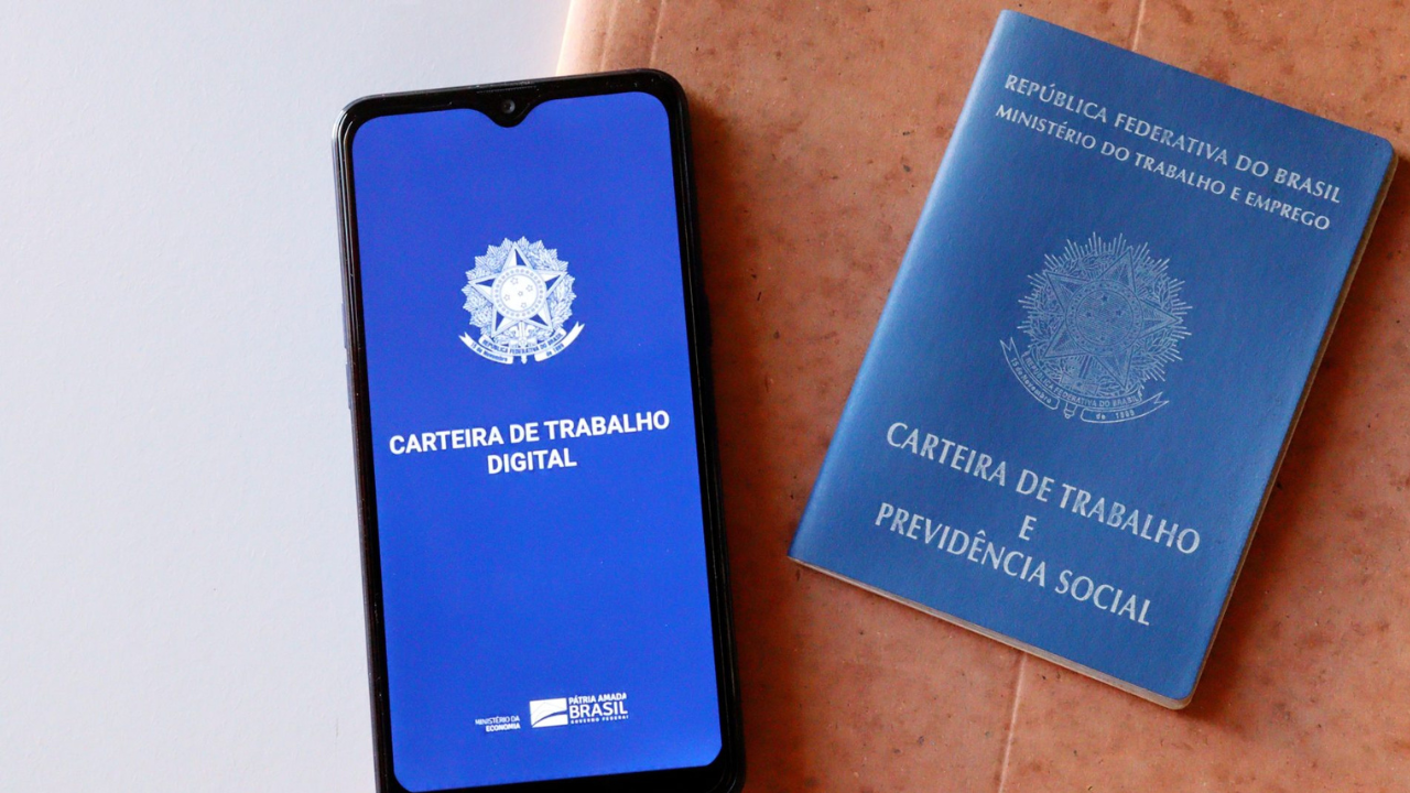 Carteira de trabalho | Reprodução/Shutterstock/Gustavo Silveira