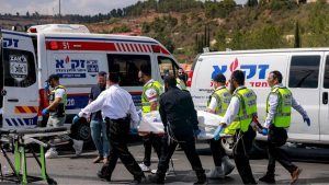 Ataque a tiros em Jerusalém deixa seis mortos e dezenas de feridos, afirma autoridade