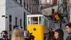 Acidente com bondinho em Lisboa deixa 17 mortos e um brasileiro ferido