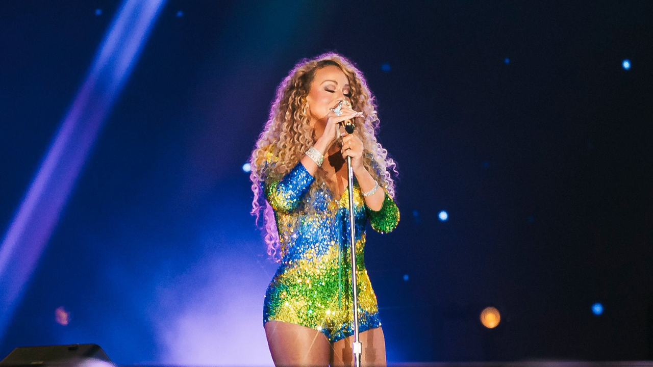 Mariah Carey durante sua apresentação no ''The Town'' | Reprodução/X/@MariahNow