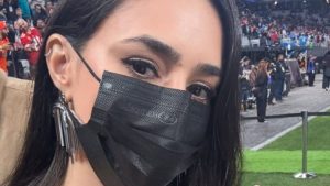 Bruna Biancardi surge de máscara em jogo da NFL e revela infecção causada por espinha