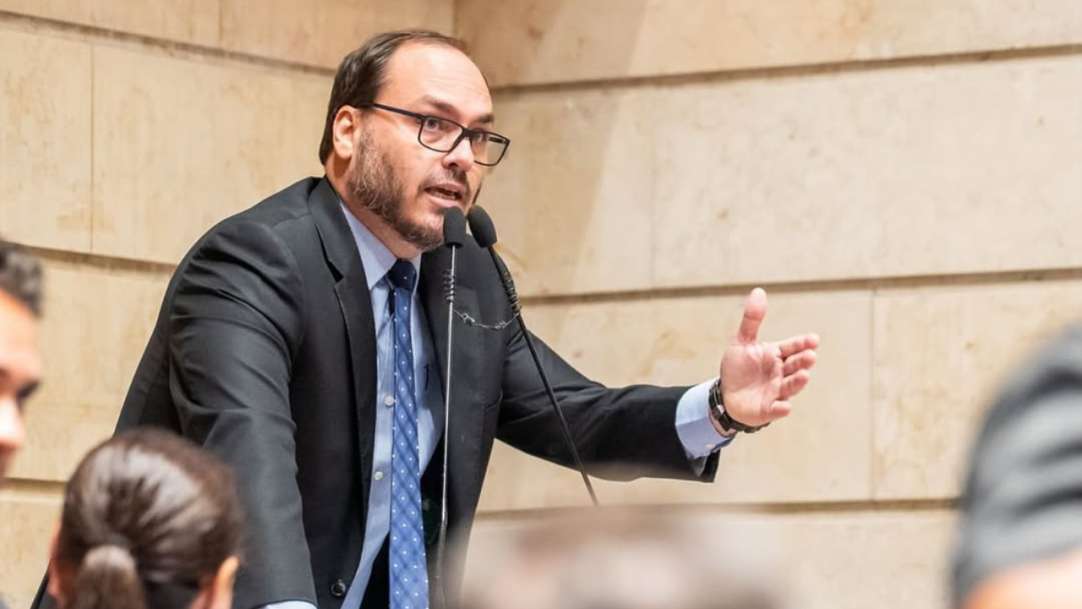 Carlos Bolsonaro detalha sintomas de Jair Bolsonaro e menciona possível câncer