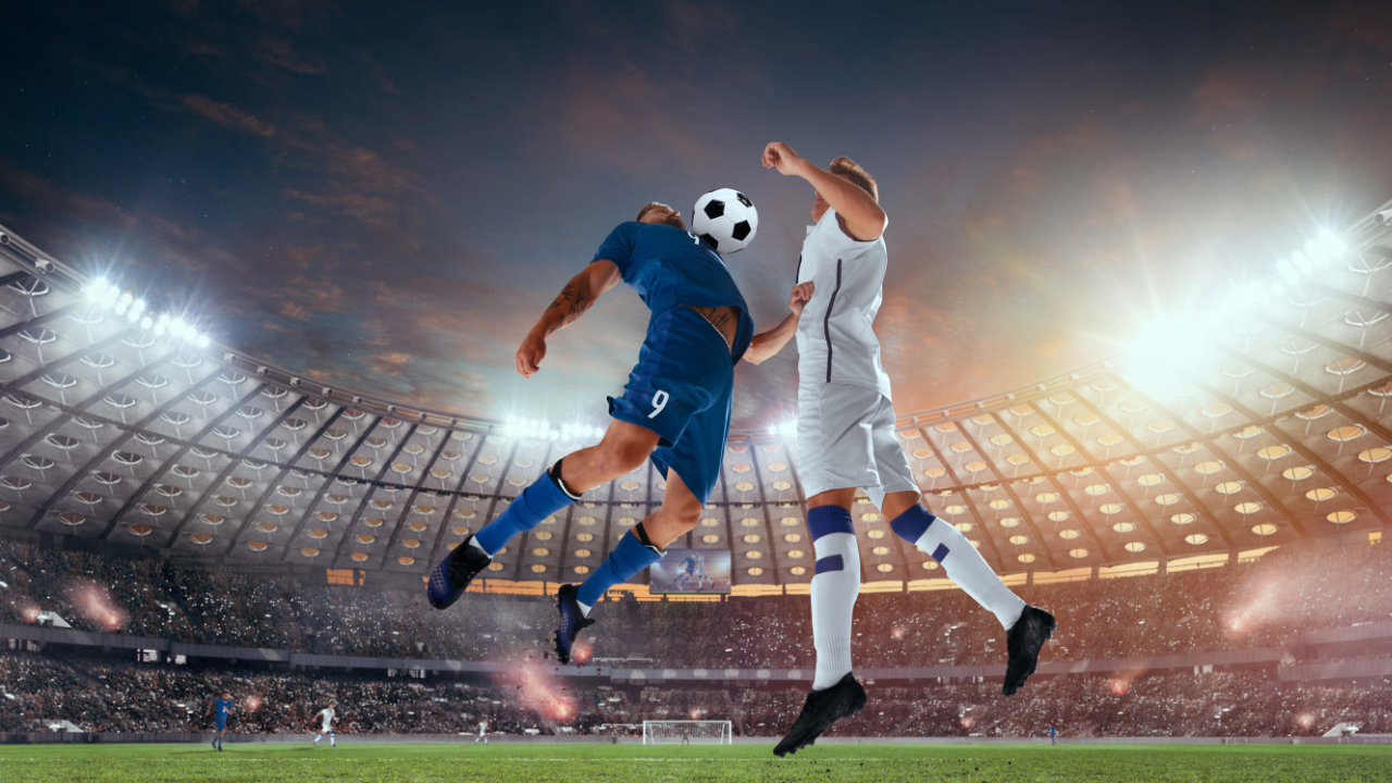 Jogadores de futebol em estádio profissional viarprodesign   | Freepik