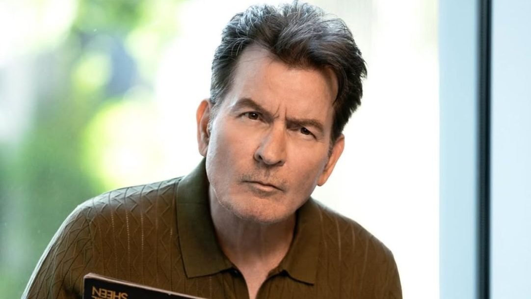 Charlie Sheen revela lipoaspiração após comentário ofensivo