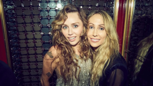 Miley Cyrus diz que se envolveu com “caras errados” por influência da mãe
