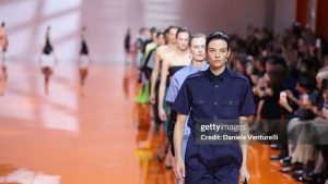 Prada transforma desfile em manifesto visual na Milão Fashion Week