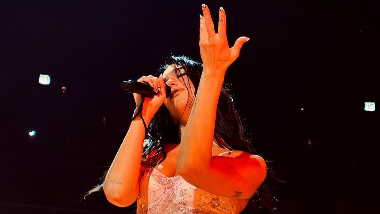 Dua Lipa transforma covers em momentos especiais da Radical Optimism Tour