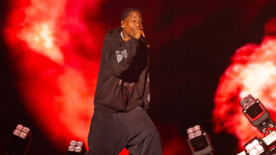 Foto destaque: Travis Scott durante apresentação (Reprodução/Barry Brecheisen/Getty Images Embed)