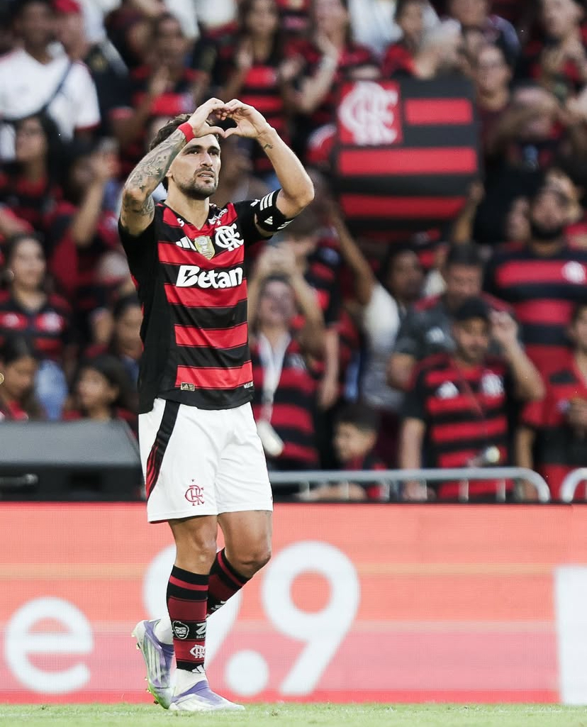Arrascaeta comemora gol na partida contra o Grêmio.