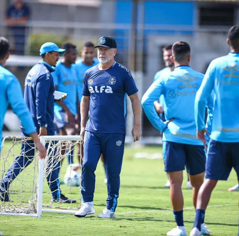 Mano Menezes supervisiona treino do Grêmio no centro de treinamento, ajustando tática e entrosamento da equipe. 