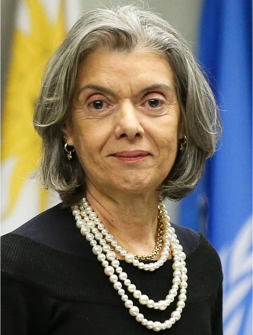 Ministra Cármen Lúcia em destaque durante sessão do STF.