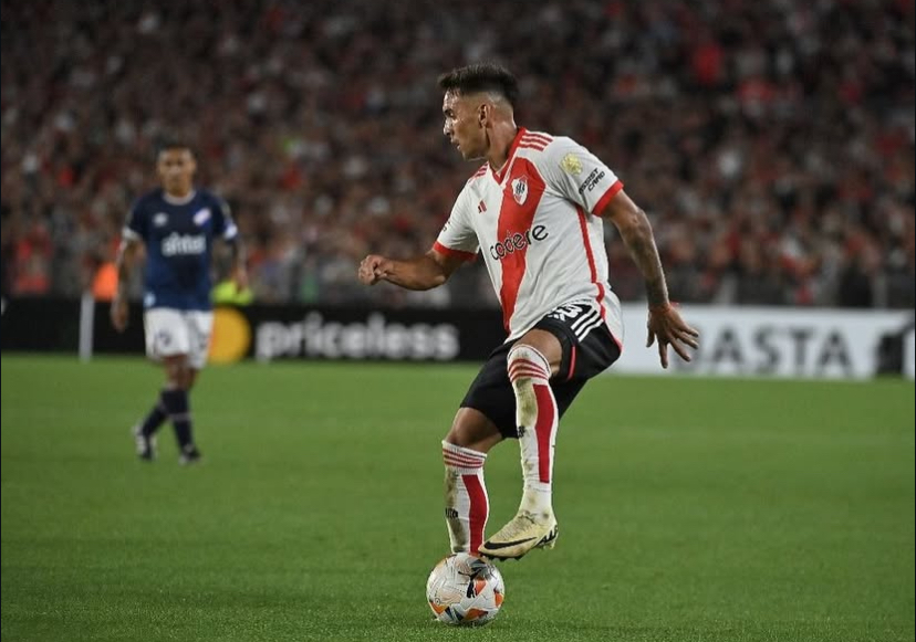 Enzo Díaz em campo durante partida da Copa Libertadores pelo River Plate.