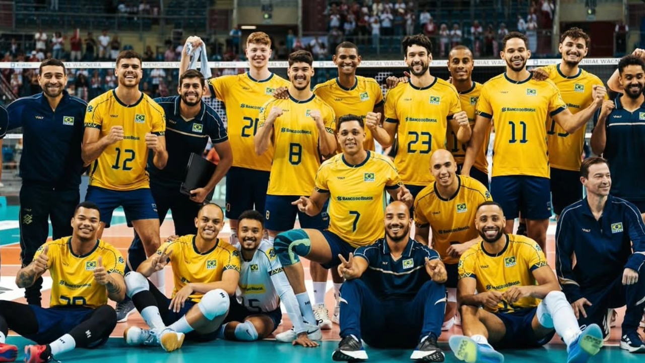 Seleção masculina de vôlei após partida preparatória | Reprodução/Instagram/@rheresley