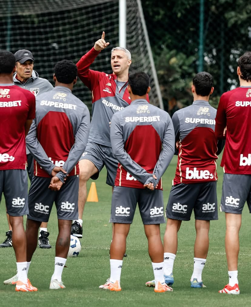 Equipe do São Paulo treinando antes do confronto com o Botafogo.