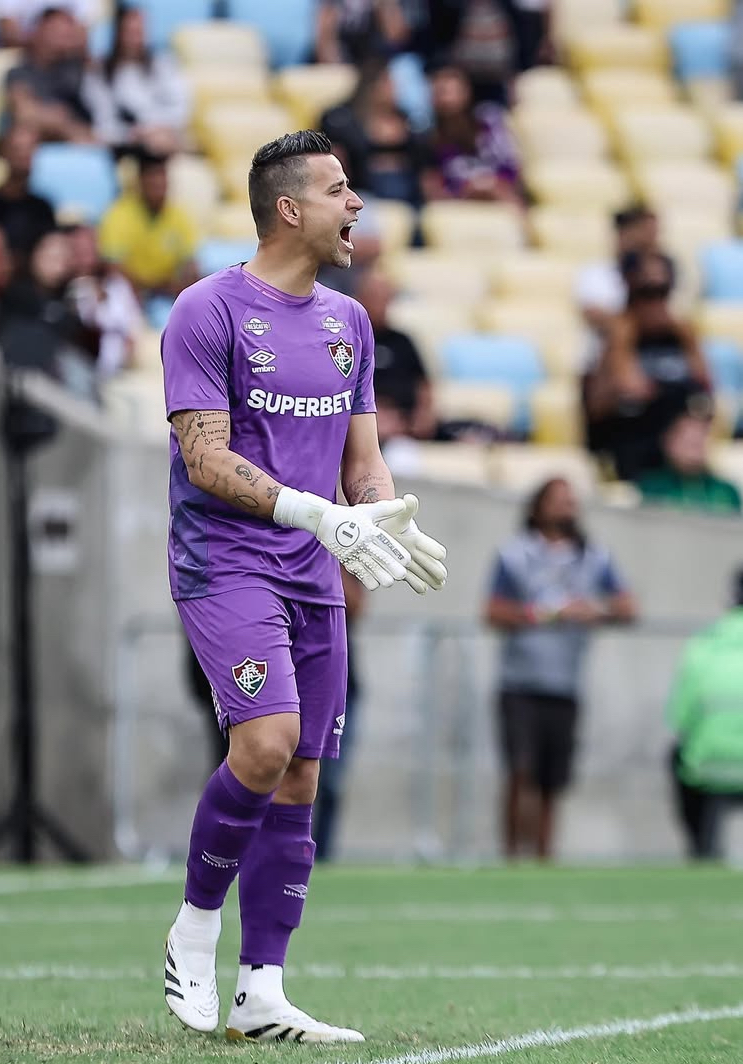Fabio, goleiro do Fluminense em partida. 