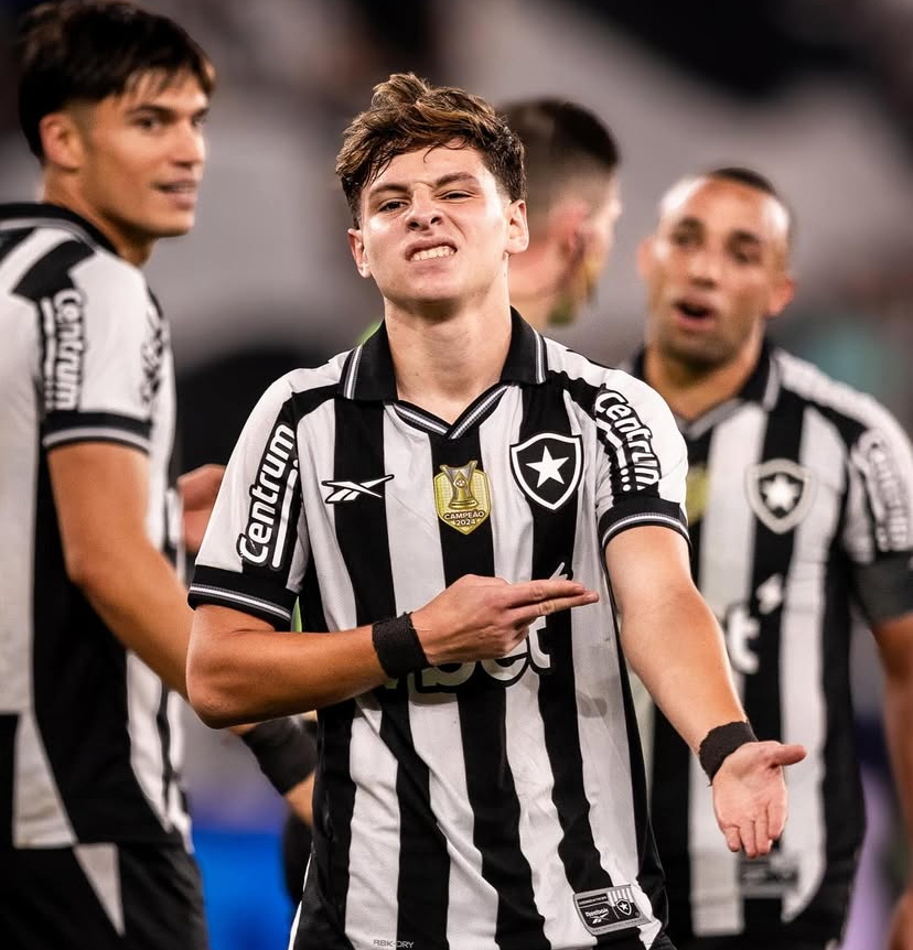 Álvaro Montoro comemora gol.