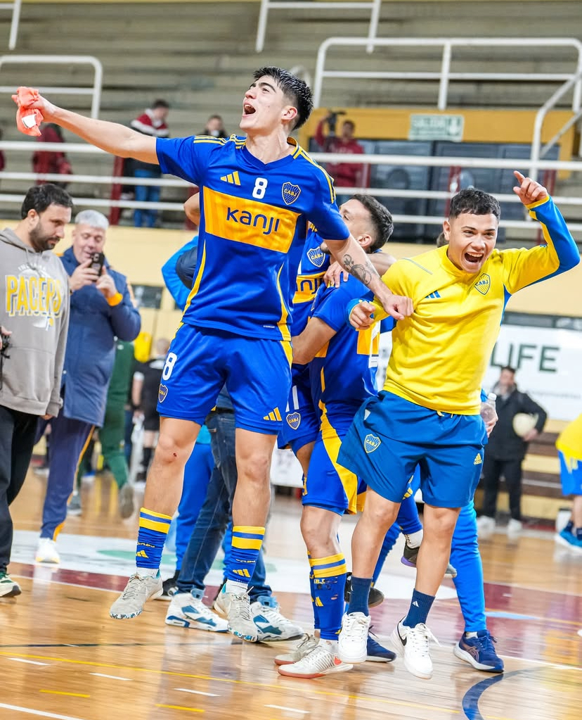 Equipe de futsal do Boca Jrs comemora vitória. 